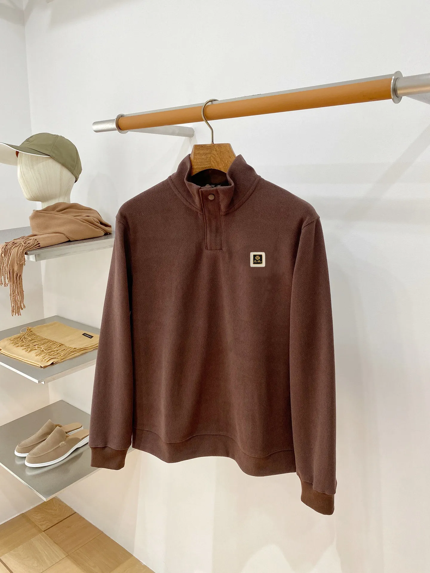 , LP 2051 autumn and winter New Arrival men's casual round neck sweatshirt, the final channel product has appeared! ! Simultaneous sales at the counter! It is no exaggeration to say that LP items have always been one of the must-have items for successful business people! The brand's high-end style and powerful aura are not something that everyone can easily overcome. The fabric is customized with 24% cotton + 69% polyester + 7% spandex, the stitching is neat, and the upper body is fashionable and stylish. Size:M-3XL
